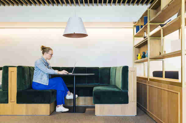 Vrouw kijkt op laptop hoe ze competentiemanagement kunnen inzetten