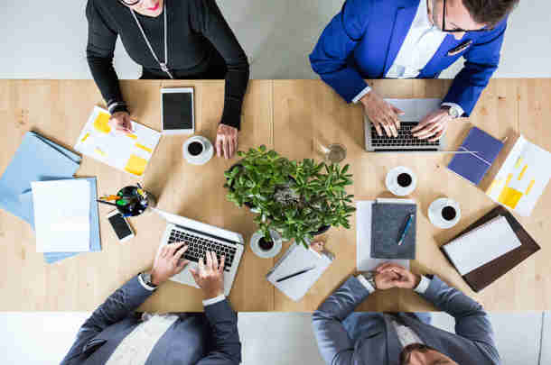 Subsidieadvies wordt besproken aan vergadertafel