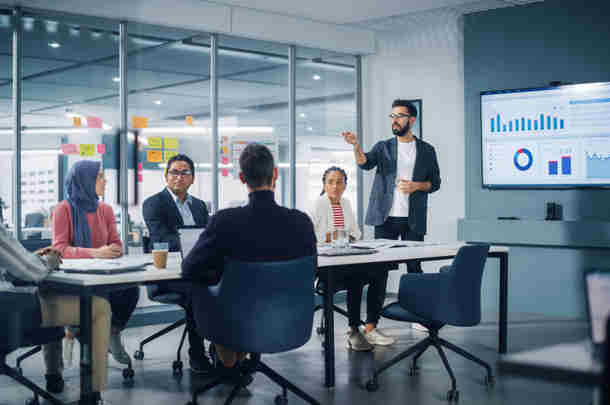 Man tekent dashboarding met Power BI uit. 